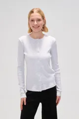 Cardigan gris de algodón calado, con botones y cuello a la base, de manga larga.