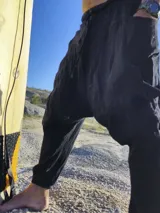 Pantalón babucha de muselina color celeste, con cintura elástica y cordón ajustable.