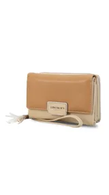 Billetera de símil cuero en diseño bitono tostado y beige, con solapa frontal y placa metálica de la marca Lincoln's. Incluye correa de mano, cierre de cremallera con detalle de flecos, múltiples tarjeteros y monedero interno.