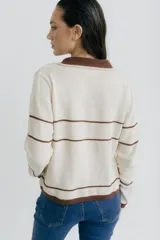 Remera polo de manga larga a rayas horizontales color beige, crema y marrón, con cuello polo azul marino y logo bordado en el pecho.