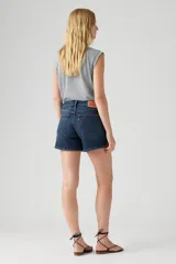 Shorts de jean de tiro alto, color azul oscuro, con corte a la rodilla.