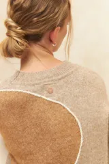 Sweater tejido de cuello redondo y mangas largas, con diseño en tres tonos y detalles bordados.
