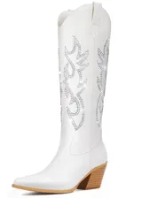 Botas texanas de caña alta color blanco, con diseño de llamas bordadas con strass. Taco de madera.