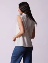 Blusa sin mangas color beige con rayas verticales finas, cuello redondo fruncido con escote en V y lazo con borlas.