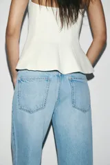 Pantalón de jean azul de corte recto y tiro medio.