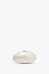 Bolso de mano rígido con forma ovalada irregular y efecto perlado. Tiene laterales metalizados, asa de cadena extraíble y cierre metálico.