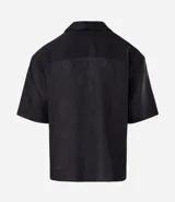 Camisa masculina de lino negro, modelo boxy, con cuello bowling y manga corta.