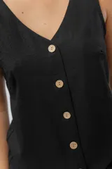 Vestido midi de lino en color verde seco, con escote en V, diseño sin mangas y cierre frontal con botones de madera. Presenta un corte recto y fluido con una abertura frontal en el bajo.