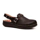Zueco color piel con perforaciones, hebillas doradas y plantilla de cuero.