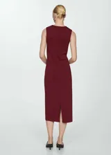 Vestido midi color borgoña, sin mangas y cuello redondo, con detalle de nudo drapeado en la cintura.