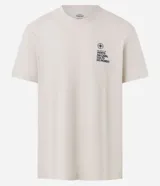 Remera de algodón color crema, de corte recto, con cuello redondo y mangas cortas. Estampa en el pecho con lettering "vento na cara, solto no mundo".