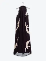 Vestido largo negro con estampado de figuras humanas en color crema, cuello halter y espalda descubierta.