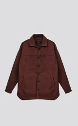 Chaqueta marrón de paño con cuello clásico, cierre frontal con botones, dos bolsillos de parche en el pecho y corte holgado.
