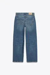 Pantalón de jean azul de corte recto y holgado, con tiro medio y cinco bolsillos.