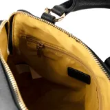 Cartera negra de simil cuero graneado, con doble asa corta y correa larga regulable extraíble. Tiene cierre superior, bolsillo interno con cierre y bolsillo interno abierto.
