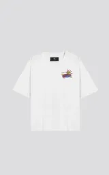 Remera blanca de corte extra oversize con hombros caídos, cuello redondo de rib al tono y estampado con dibujos de plantas de marihuana en estilo cómic.