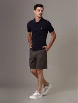 Chomba azul marino Calvin Klein de corte slim fit, manga corta y cuello polo con tapeta de dos botones. Logo de la marca bordado en el pecho.