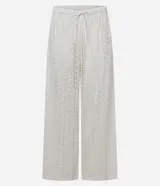 Pantalón de playa blanco con bordado calado tipo laise, cintura elastizada con cordón ajustable y corte recto.