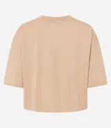 Blusa color beige, cropped y de corte amplio, confeccionada en tejido de media malla, con cuello redondo y mangas cortas.
