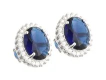 Aros de plata 925 con diseño redondo, circonias y piedra central color azul zafiro facetada.