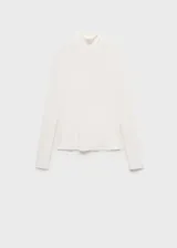 Camiseta blanca de cuello alto y manga larga, corte ajustado.