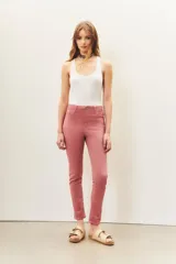 Pantalón de jean color rosa gastado, de tiro medio, calce estrecho y largo al tobillo.
