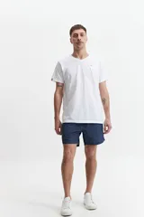 Short de baño estampado con cintura elástica, cordón ajustable, dos bolsillos laterales y uno trasero. Confeccionado en tela ligera de secado rápido y logo bordado.