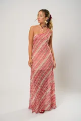 Vestido midi de tejido de punto con diseño de ondas en tonos rosa, rojo, beige y blanco. Tiene un solo tirante y corte al bies.