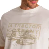 Remera color crema de corte recto y manga corta, con estampa frontal de un tractor y texto en color beige.
