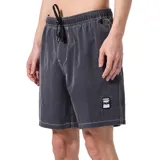 Boardshort de baño de corte holgado, color negro con efecto lavado y costuras contrastantes en blanco. Presenta cintura elástica con cordón ajustable negro y un pequeño parche con logo en la parte inferior izquierda.
