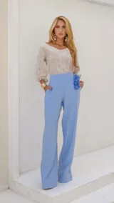 Pantalón de vestir celeste, de corte palazzo, con bolsillos laterales y detalle de flor en la cintura.