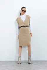 Vestido tejido color beige con escote en V y diseño acanalado.