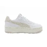 Championes Puma Court Lally Skye de cuero blanco con detalles en beige y suela de plataforma.