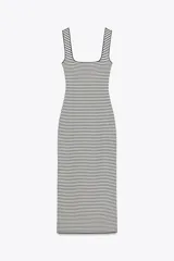 Vestido midi de punto a rayas horizontales blancas y negras, con escote cuadrado y tirantes anchos.