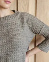 Buzo azul de tejido de punto con cuello redondo y mangas 3/4.