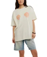 Remera color crema de corte holgado y manga corta, con estampado de dos conchas marinas color naranja.