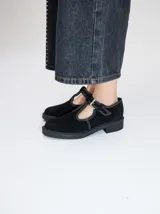 Guillerminas de cuero gamuza color marrón con pespuntes en hilo blanco, taco de 4cm y plataforma de goma.