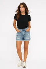 Short de jean negro con roturas y calce alto.