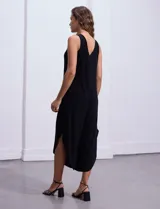 Mono enterizo negro de seda fría, con ruedo asimétrico y corte holgado.