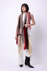 Bufanda larga tejida en telar con lana merino, con diseño a rayas verticales en tonos marrón, beige y rojo.