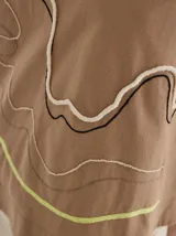 Camisa celeste de manga larga con cuello clásico, cierre frontal con botones y dos bolsillos de parche en el pecho.