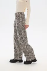 Pantalón ancho de algodón con estampado abstracto en tonos beige y negro, de tiro alto y con bolsillos laterales.