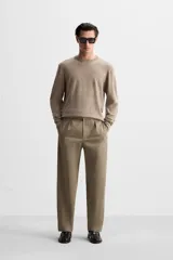 Jersey de hombre color beige, de cashmere, corte regular, cuello redondo y manga larga.