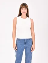 Musculosa de punto color lila, con cuello redondo y sisas anchas.