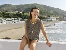 Chaleco de tejido calado color verde oliva, sin mangas y con cuello redondo.