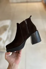 Botines de gamuza color marrón chocolate, con plataforma y taco cuadrado. Cierre lateral interno.