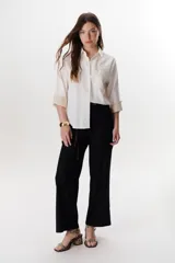 Pantalón de lino azul de corte palazzo.