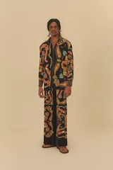 Camisa de poliéster negra con estampado de cachemir en tonos naranja, marrón, celeste y amarillo. Tiene cuello clásico, mangas largas y cierre frontal con botones.