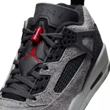 Championes urbanos de caña baja marca Jordan, modelo Spizike Low, en tonos grises con detalles en negro y rojo. Presentan superposiciones de cuero texturizado, paneles de malla y la icónica suela con cámara de aire visible.