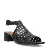 Sandalias negras de cuero calado con diseño geométrico, taco bloque y pulsera con hebilla.